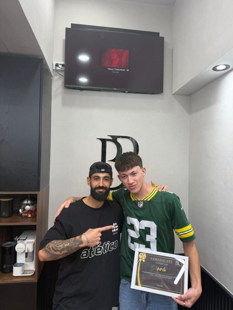 בוגר קורס ספרות גברים מקבל תעודת סיום