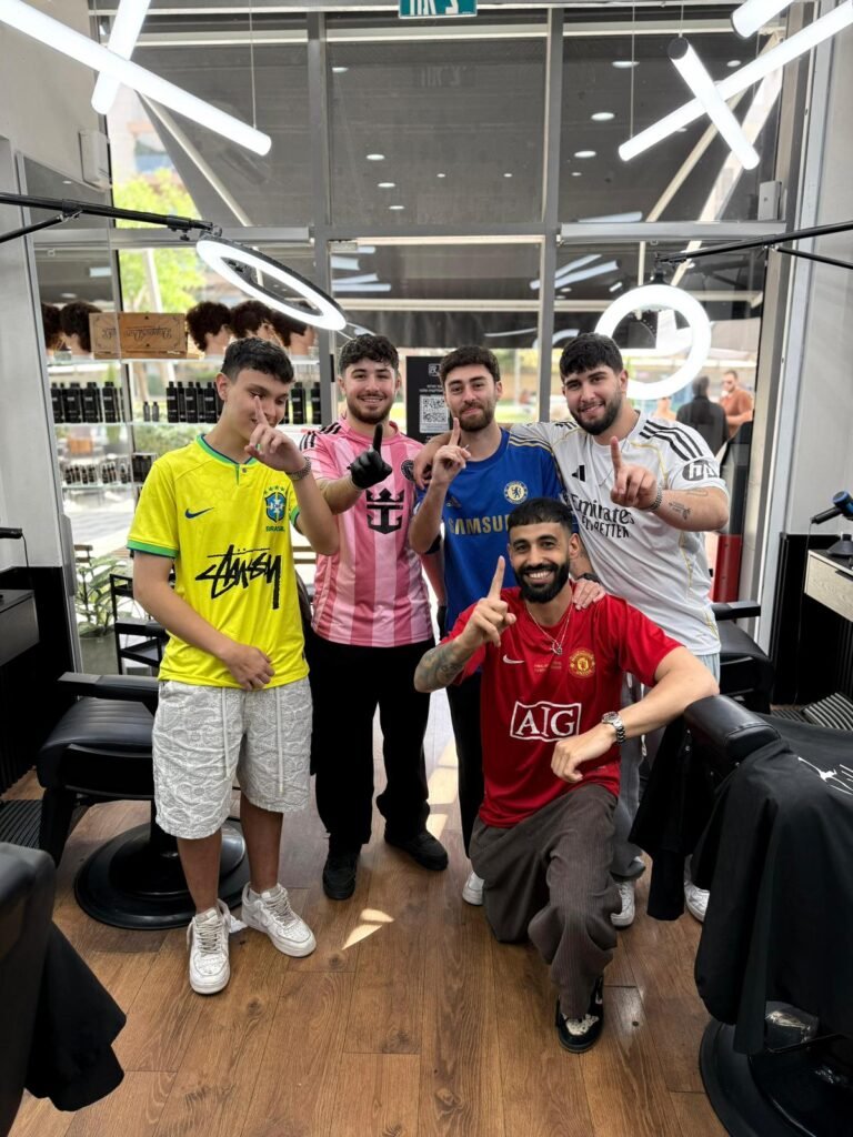 בוגר קורס ספרות מקבל תעודה מהמנטור