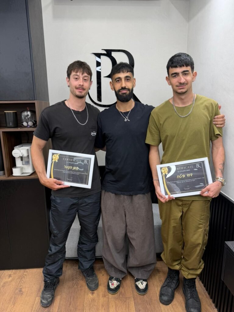 תלמיד קורס ספרות גברים בסיום המחזור