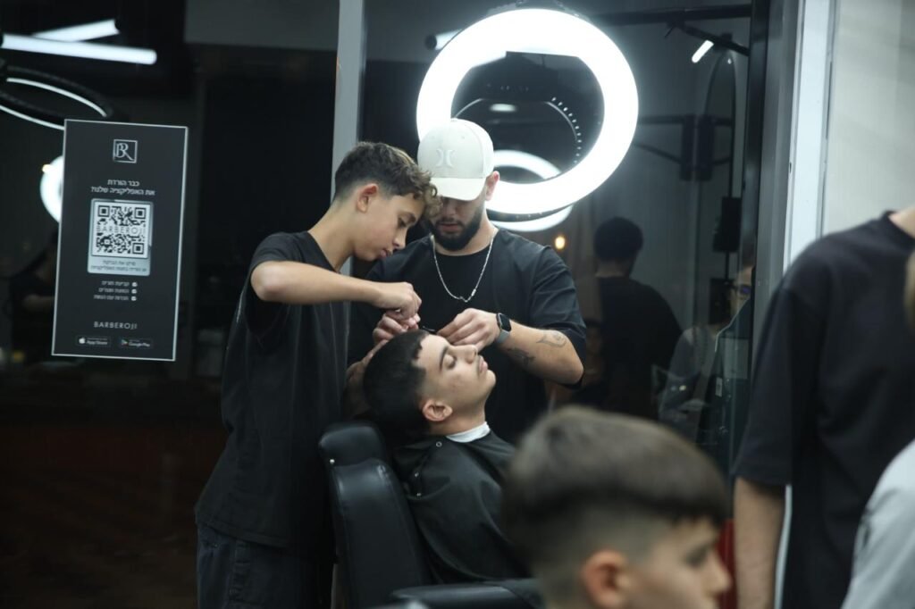 שיעור מעשי בקורס ספרות גברים בקבוצה קטנה